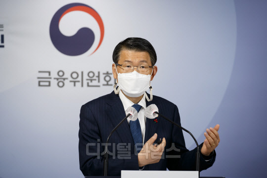 은성수 금융위원장이 지난 18일 서울 종로구 정부서울청사 합동브리핑실에서 2021년 금융위원회 업무계획을 설명하고 있다. (금융위원회 제공)